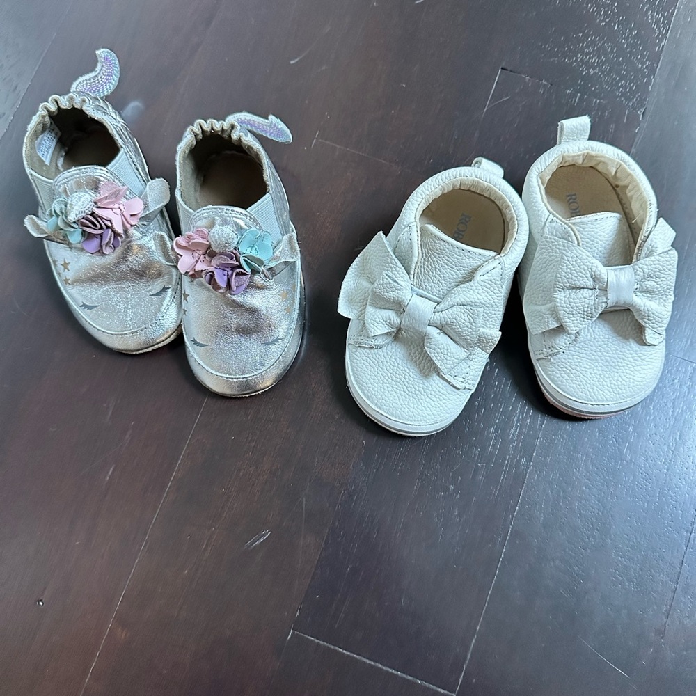 2 pairs of Robeez